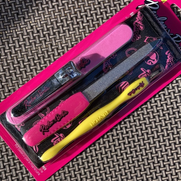 ⚜️RevlonxBarbie Manicure Essentials Kit! - Picture 3 of 6